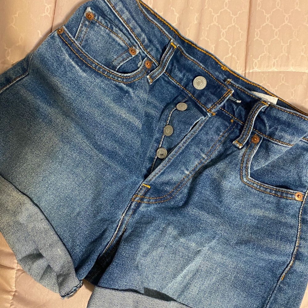 Levi’s shorts - Picture 3 of 8